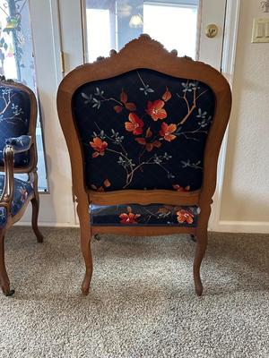 4 VINTAGE CHAIRS IN CARVED WOOD AND CASTERS ON THE FRONT LEGS