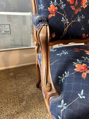 4 VINTAGE CHAIRS IN CARVED WOOD AND CASTERS ON THE FRONT LEGS