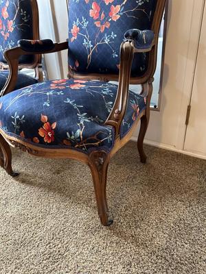 4 VINTAGE CHAIRS IN CARVED WOOD AND CASTERS ON THE FRONT LEGS