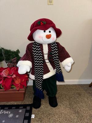FREE STANDING SNOWMAN AND CARTOON CHARACTER, CHRISTMAS HOLIDAY RUG, LARGE WREATH AND 2 RECTANGLE PLANTERS WITH CHRISTMAS THEMED FAUX FLOWERS