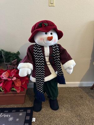 FREE STANDING SNOWMAN AND CARTOON CHARACTER, CHRISTMAS HOLIDAY RUG, LARGE WREATH AND 2 RECTANGLE PLANTERS WITH CHRISTMAS THEMED FAUX FLOWERS