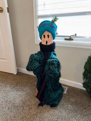 FREE STANDING SNOWMAN AND CARTOON CHARACTER, CHRISTMAS HOLIDAY RUG, LARGE WREATH AND 2 RECTANGLE PLANTERS WITH CHRISTMAS THEMED FAUX FLOWERS