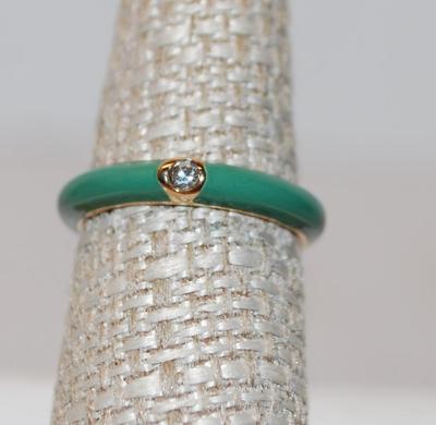 Size 7 Forest Green Enamel Band Ring with Gold-Circled Solitaire Clear Stone (2.9g)