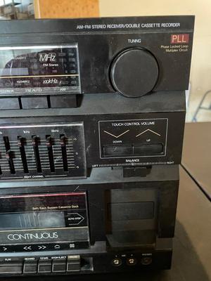 SOUNDESIGN 5863 AM/FM STEREO W/RCA RS2654 SPEAKERS