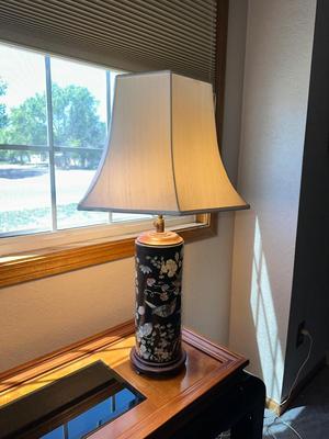 2 ASIAN PORCELAIN BASE LAMPS AND A 2 TIER SOFA TABLE