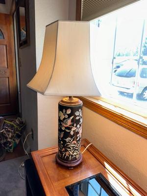 2 ASIAN PORCELAIN BASE LAMPS AND A 2 TIER SOFA TABLE