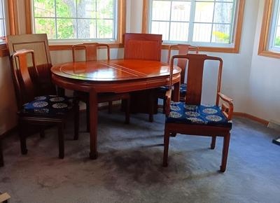 GORGEOUS SOLID WOOD DINING TABLE W/2 CAPTAIN AND 4 ARMLESS CHAIRS PLUS 2 LEAVES