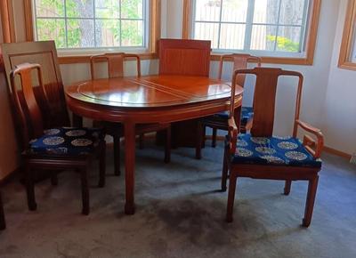 GORGEOUS SOLID WOOD DINING TABLE W/2 CAPTAIN AND 4 ARMLESS CHAIRS PLUS 2 LEAVES