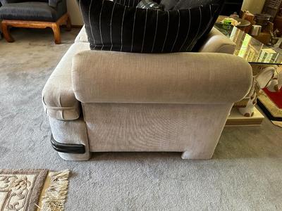 GREY CRUSHED VELVET LOVESEAT WITH WOOD TRIM AND THROW PILLOWS