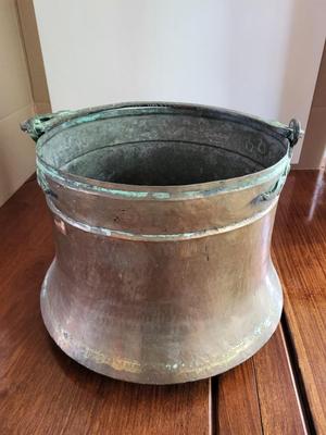 LARGE VINTAGE COPPER POT WITH BRASS HANDLE
