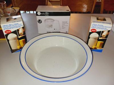 2 CHEESE GRATERS, MINI CHOPPER AND A SERVING BOWL