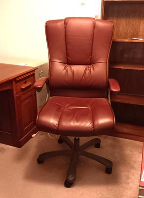 NICE LEATHER EXECUTIVE DESK CHAIR