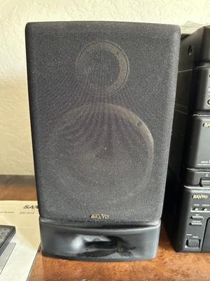 SANYO 10 DISC PLAYER, DUAL CASSETTE, AM/FM STEREO, EQUALIZER & A PAIR OF SPEAKERS W/REMOTE
