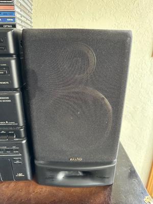 SANYO 10 DISC PLAYER, DUAL CASSETTE, AM/FM STEREO, EQUALIZER & A PAIR OF SPEAKERS W/REMOTE