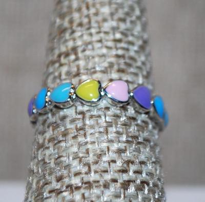 Size 7¾ Eternity Style Ring with Pastel Colored Hearts on a Silver Tone Band (2.0g)