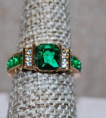 Size 7½ Beautiful Green Radiant Cut Center Stone Ring with Green & Clear Side Stones on a Marked .925 Gold Coated Sterling Silver Band...
