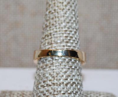 Size 7½ Beautiful Green Radiant Cut Center Stone Ring with Green & Clear Side Stones on a Marked .925 Gold Coated Sterling Silver...