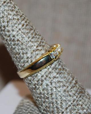 Size 7 Half Eternity Styled Ring with Clear Stones Row on a Gold Tone Band (4.4g)