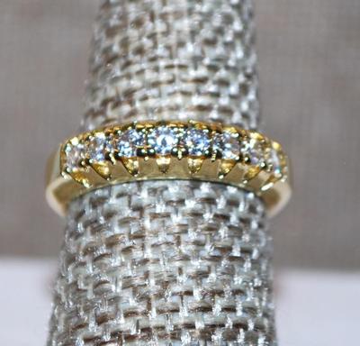Size 7 Half Eternity Styled Ring with Clear Stones Row on a Gold Tone Band (4.4g)
