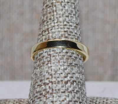 Size 7 Half Eternity Styled Ring with Clear Stones Row on a Gold Tone Band (4.4g)