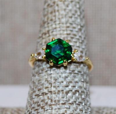 Size 8 Nice Hexagon Deep Green Center Stone with Side Clear Stone Accents Ring on a Gold Tone Band (2.6g)