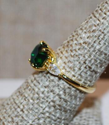 Size 8 Nice Hexagon Deep Green Center Stone with Side Clear Stone Accents Ring on a Gold Tone Band (2.6g)