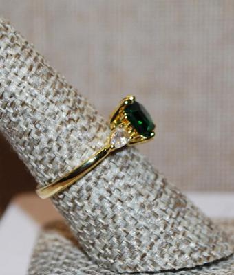 Size 8 Nice Hexagon Deep Green Center Stone with Side Clear Stone Accents Ring on a Gold Tone Band (2.6g)