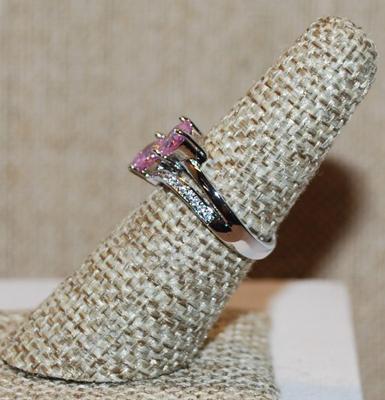 Size 6¼ Double Connected Pink Heart Stones Ring with Side Accents Lines on a Silver Tone Band (3.4g)