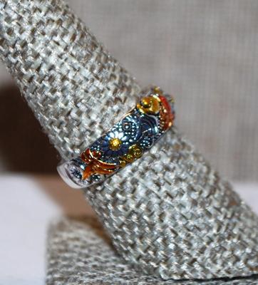 Size 7¼ Orange, Reds & Yellows Graphic Designed Ring on a Silver Tone Band (3.4g)