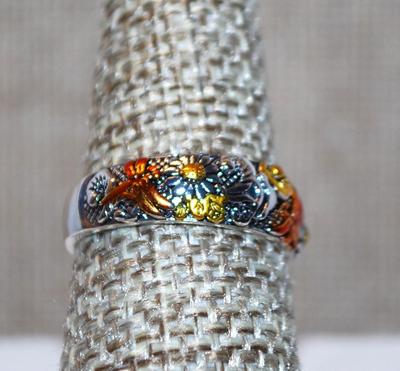 Size 7¼ Orange, Reds & Yellows Graphic Designed Ring on a Silver Tone Band (3.4g)