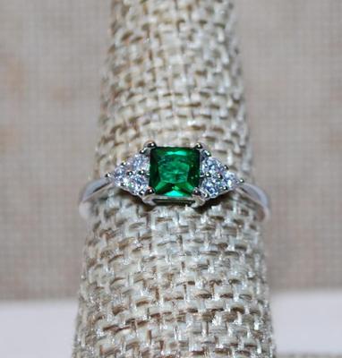Size 7 Square Green Center Stone Ring with Accent Triangles on a Silver Tone Band (1.6g)