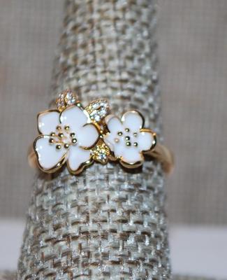 Size 7½ Enameled White Flowers Ring on a ,925 Gold Coated/Plated Sterling Silver Band (2.6g)