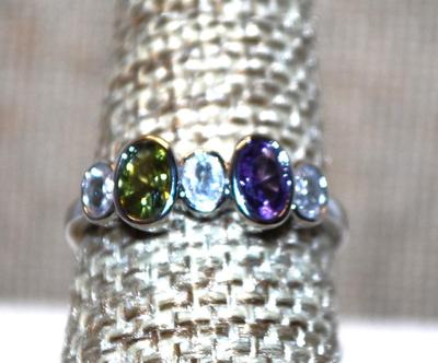 Size 8¼ Green, Purple & Clear Oval Stones Ring on a Silver Tone Band (2.8g)