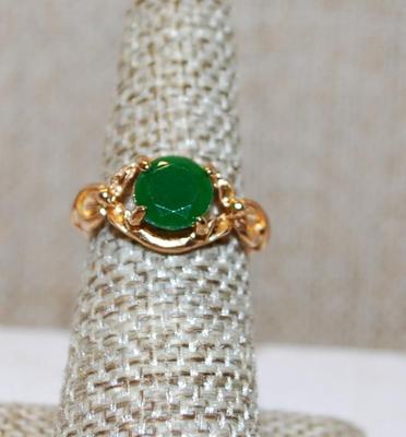 Size 6¼ Deep Green Opaque Round Stone Ring on a Dark Gold Tone Band (2.8g)
