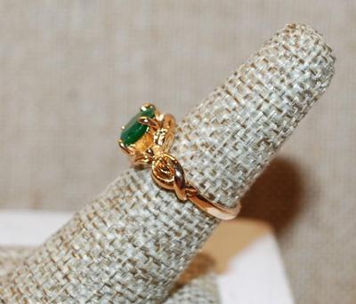 Size 6¼ Deep Green Opaque Round Stone Ring on a Dark Gold Tone Band (2.8g)