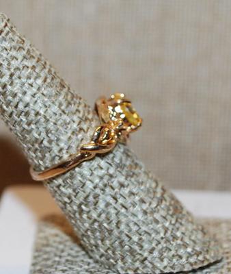 Size 6¾ Peridot Colored Single Round Center Stone Ring on a Deep Gold Tone Band (3.0g)