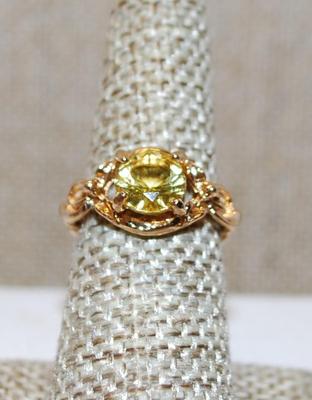 Size 6¾ Peridot Colored Single Round Center Stone Ring on a Deep Gold Tone Band (3.0g)