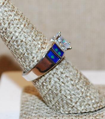 Size 6½ Single Oval Clear Stone Ring with Blue/Green Side Rectangular Panels on a Silver Tone Band (5.0g)