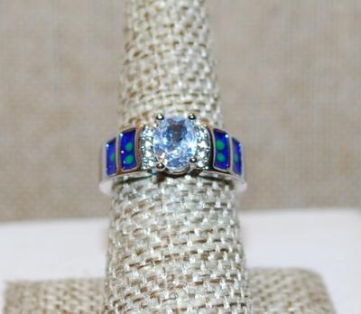 Size 6½ Single Oval Clear Stone Ring with Blue/Green Side Rectangular Panels on a Silver Tone Band (5.0g)