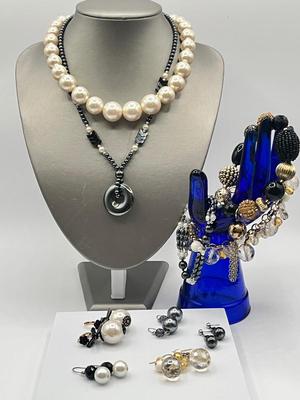 LOT 281J: Costume Jewelry Collection: Neclaces, Bracelets and Earrings