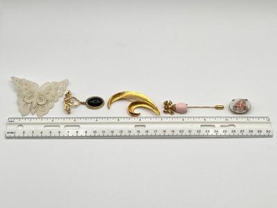 LOT 303J: Vintage Hat Pin and Brooches/Pins