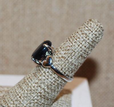Size 6¾ Black Oval Onyx Stone Ring with Hearts as Side Accents on a Silver Tone Band (4.0g)
