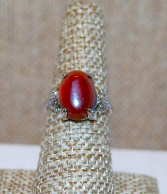 Size 6¾ Cranberry Carnelian Oval Stone with 4 Line Spheres as Side Accents on a Silver Tone Band (3.3g)