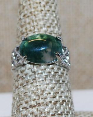 Size 7 Moss Green Agate Ring with Criss-Cross Side Accents on a Silver Tone Band (3.3g)