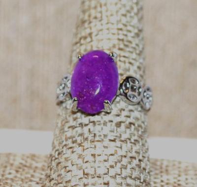 Size 7 Purple Amethyst Oval Stone Ring with 2 Open Spheres as Side Accents on a Silver Tone Band (3.1g)