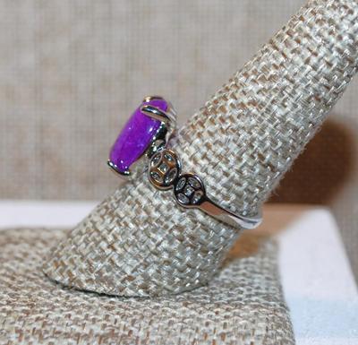 Size 7 Purple Amethyst Oval Stone Ring with 2 Open Spheres as Side Accents on a Silver Tone Band (3.1g)