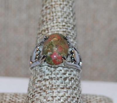 Size 8½ Oval Orange & Green Agate Stone Ring with Hearts Side Accents on a Silver Tone Band (4.2g)