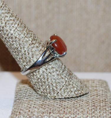 Size 8 Round Red Carnelian Stone Ring with 3 Line Side Accents on a Silver Tone Band (3.3g)