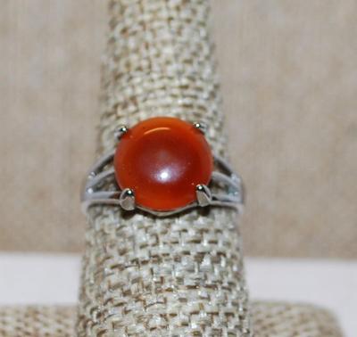 Size 8 Round Red Carnelian Stone Ring with 3 Line Side Accents on a Silver Tone Band (3.3g)