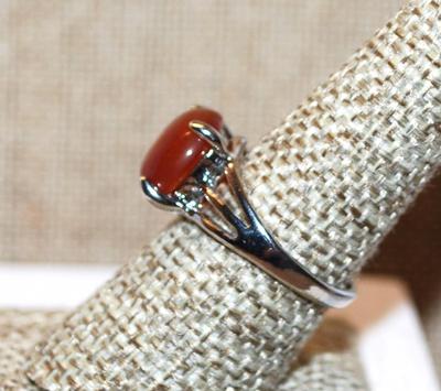 Size 8 Round Red Carnelian Stone Ring with 3 Line Side Accents on a Silver Tone Band (3.3g)